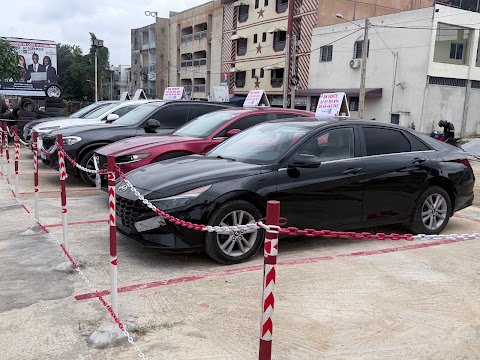 Parc auto du bonheur 𝑨𝑩𝑩𝑨𝑻𝑻𝑨 𝑨𝑩 𝑪𝑬𝑵𝑻𝑬𝑹